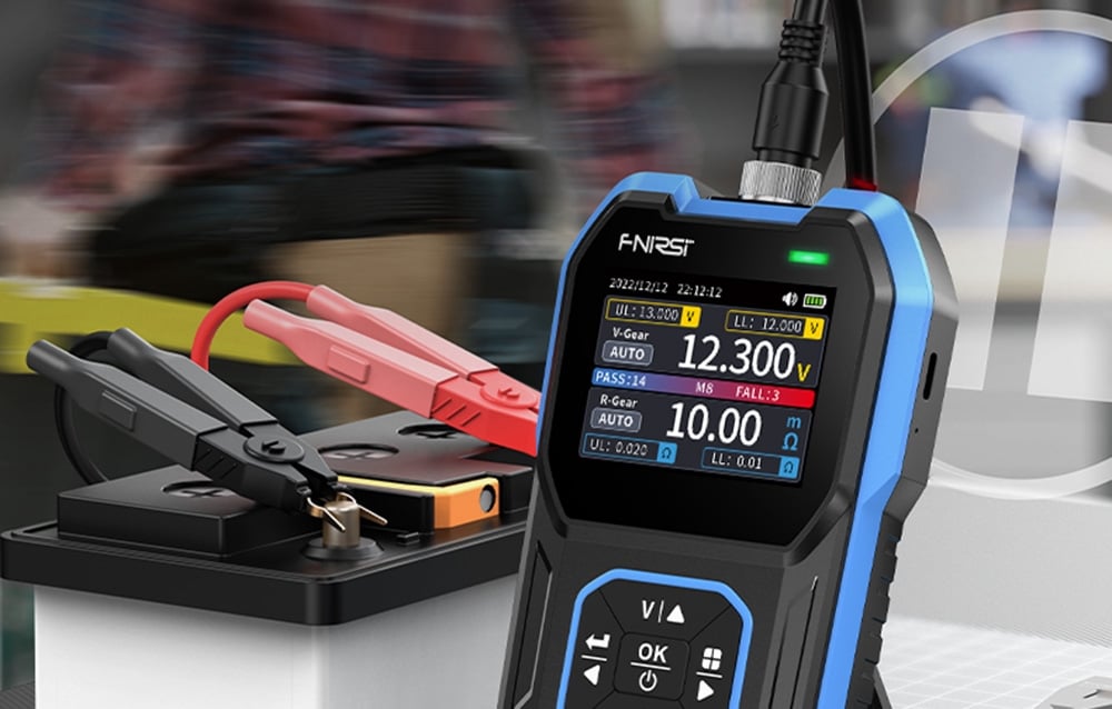 Mètre de résistance sur un bureau connecté à une batterie