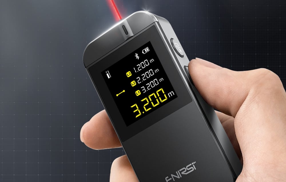 Télémètre laser FNIRSI IR40 tenu dans la main