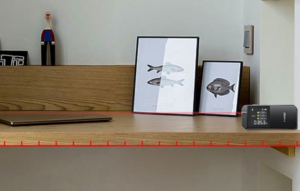 Télémètre laser FNIRSI IR40 mesurant précisément la longueur d'une étagère