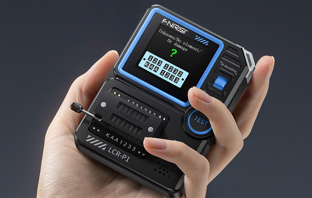 Personne tenant le testeur FNIRSI LCR-P1 avec un écran coloré montrant un message d'absence d'élément ou de dommage.