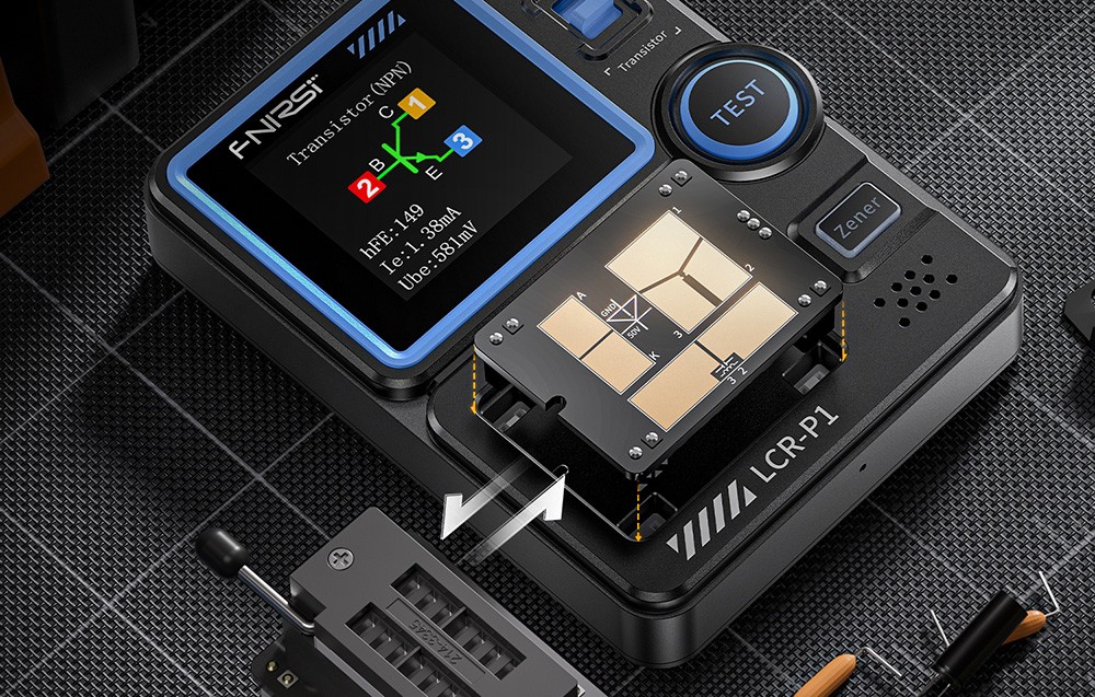 FNIRSI LCR-P1 avec un écran montrant le schéma d'un transistor et un support de test avec adaptateurs interchangeables.