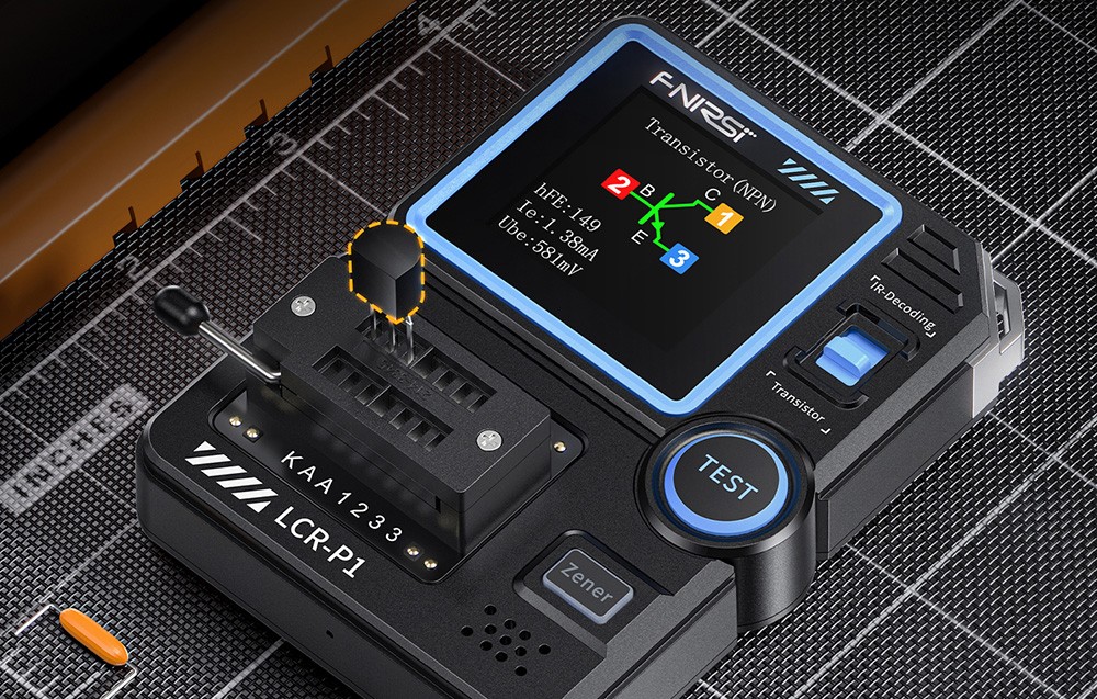 Testeur FNIRSI LCR-P1 avec un transistor inséré dans le support de test et un écran montrant le schéma NPN.