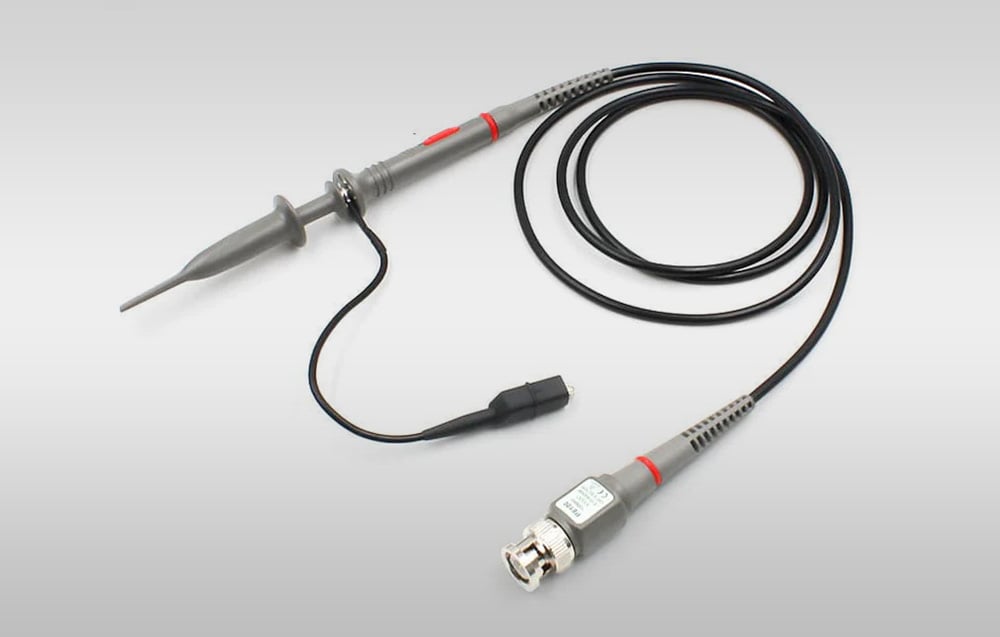 sonde d'oscilloscope sur fond gris