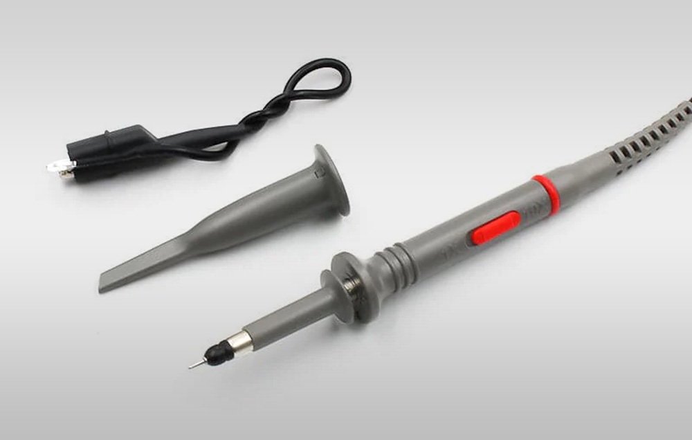 sonde d'oscilloscope, pointes et câble sur fond gris