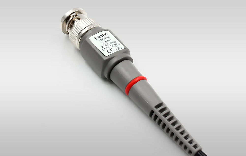 pointe de sonde d'oscilloscope sur fond gris