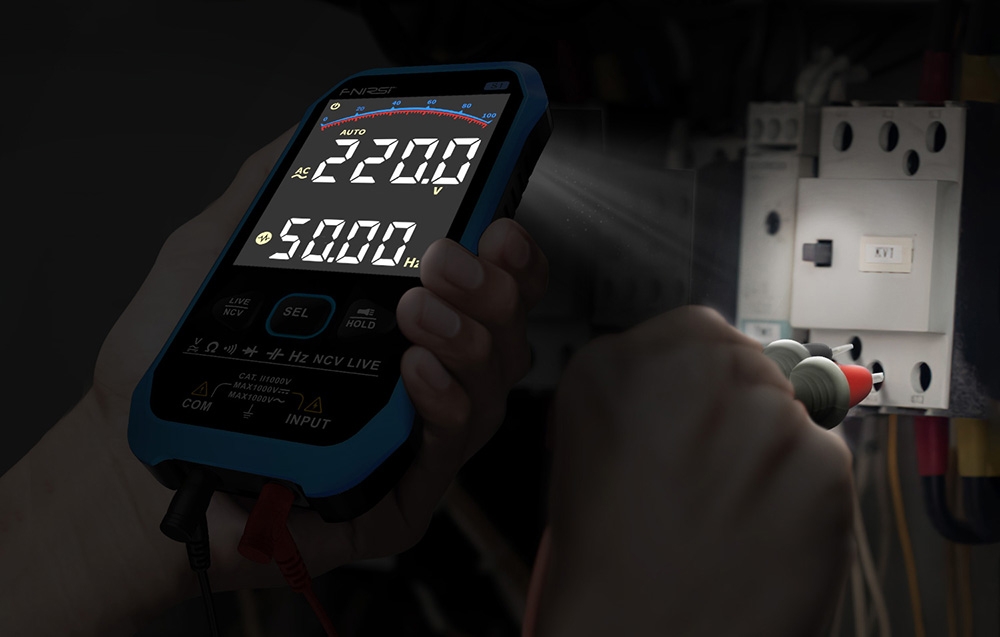 Multimètre FNIRSI S1 utilisé comme lampe de poche