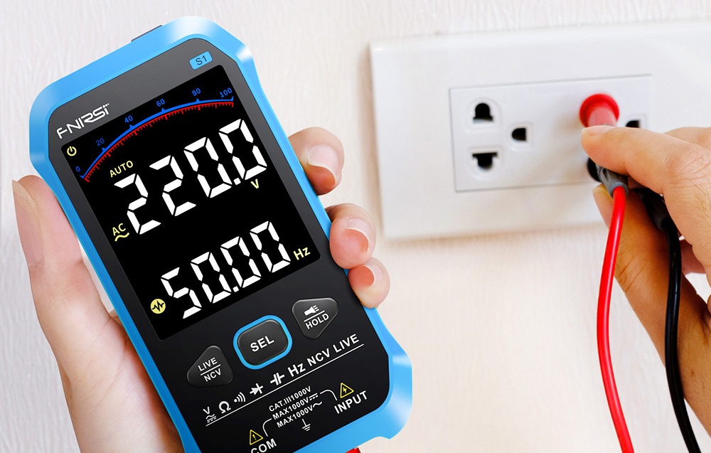 Multimètre FNIRSI S1 en bleu connecté à une prise