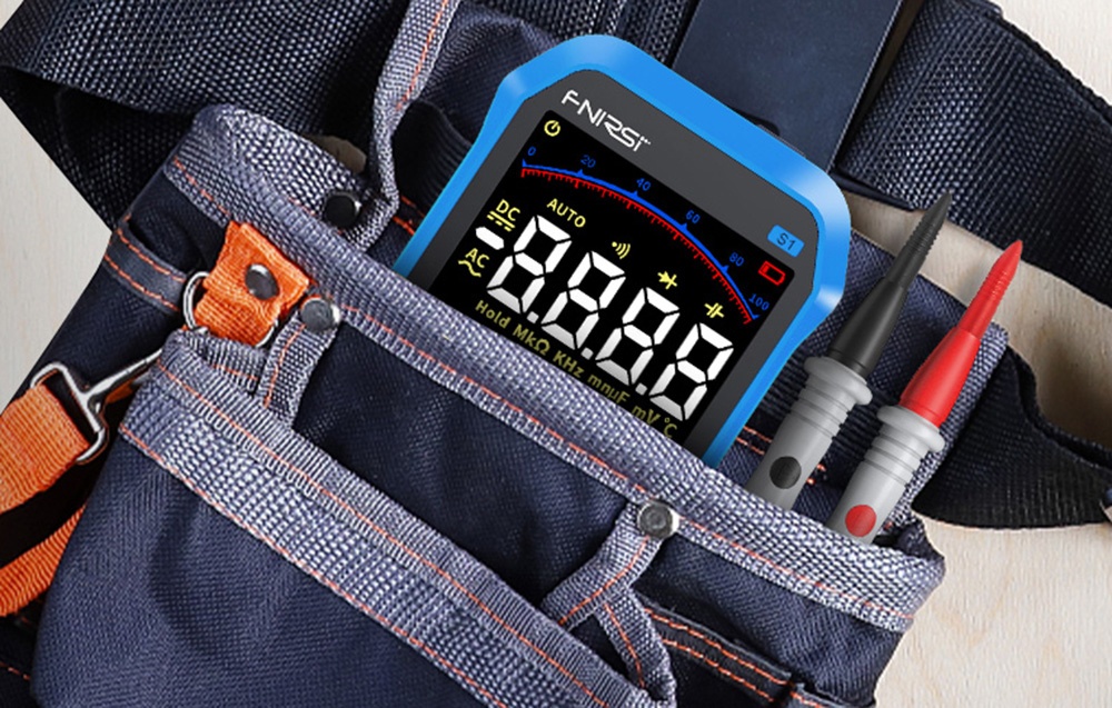 Multimètre FNIRSI S1 rangé dans une trousse à outils