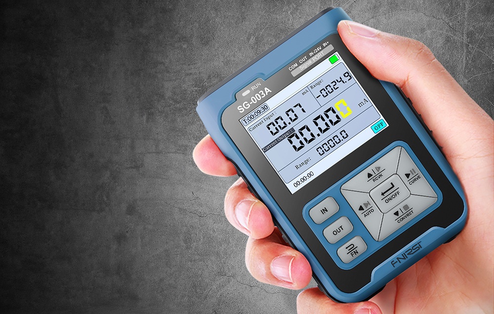 Générateur de signaux FNIRSI SG-003A tenu en main