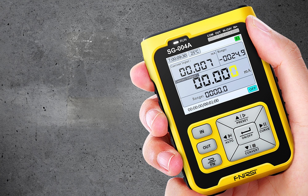 Générateur de signaux FNIRSI SG-004A tenu en main