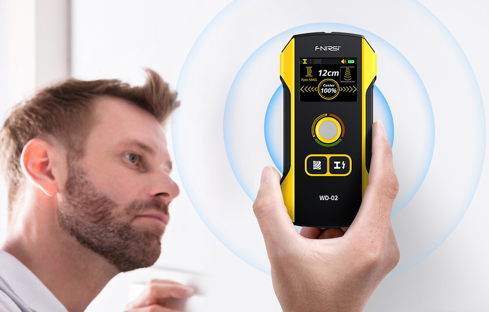 Homme détectant des câbles avec le FNIRSI WD-02