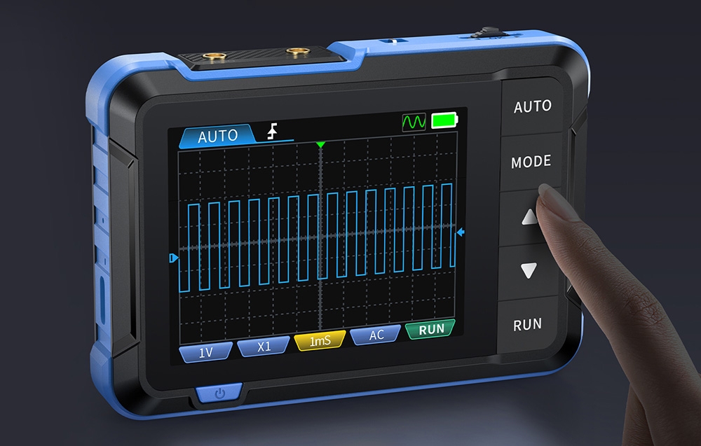 Femme ajustant les réglages de l'oscilloscope FNIRSI DSO153 via l'écran tactile