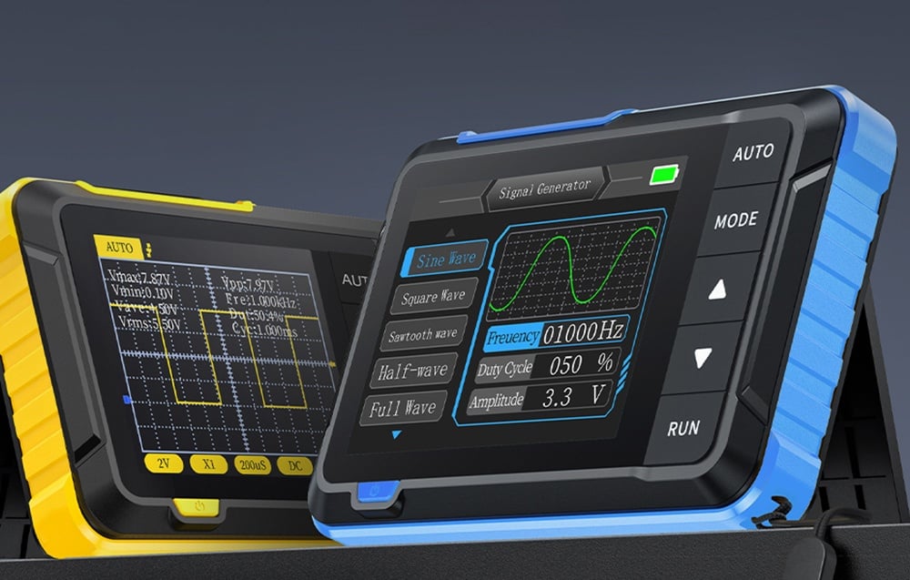 Deux oscilloscopes FNIRSI DSO153 côte à côte, l'un en jaune, l'autre en bleu