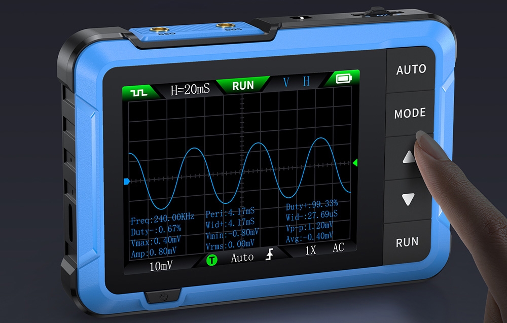 Femme réglant l'oscilloscope FNIRSI DSO510 via l'écran tactile