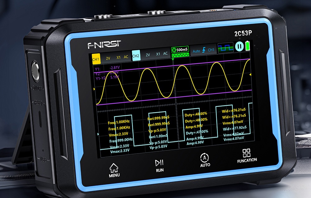 Oscilloscope portable FNIRSI 2C53P affichant des données