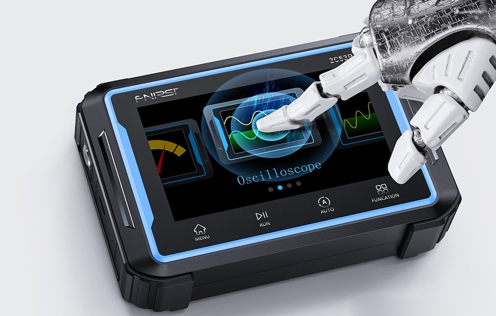 Main robot touchant l'écran de l'oscilloscope FNIRSI 2C53P