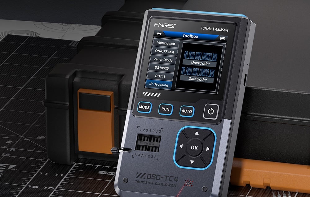 Mini oscilloscope sur un plan de travail.