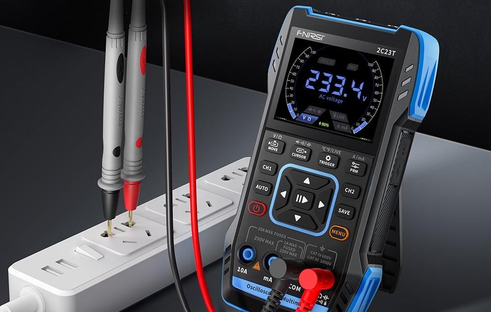 Oscilloscope portable FNIRSI 2C23T sur fond gris