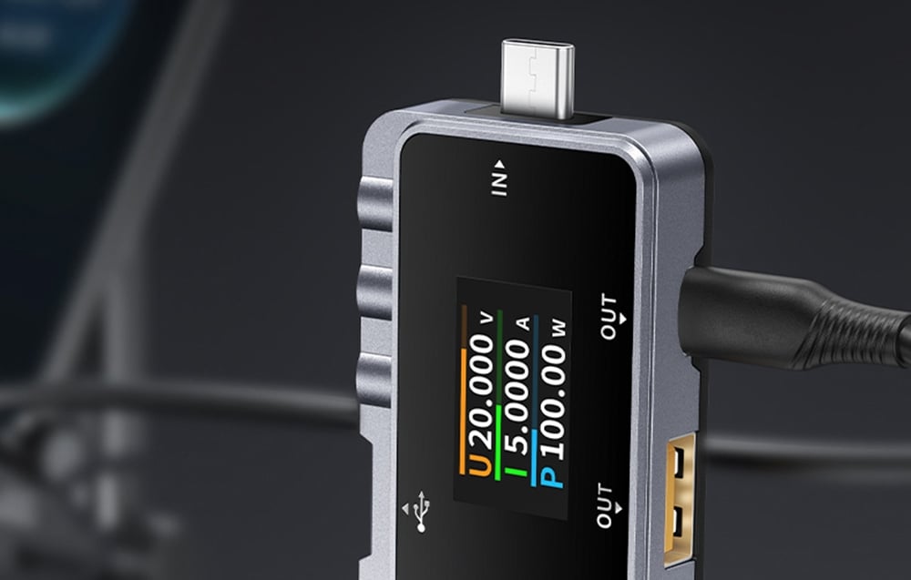 Testeur USB connecté à un appareil avec affichage.