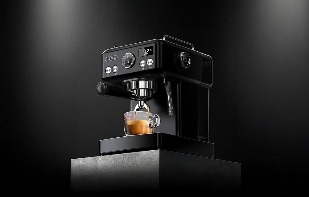 Machine à café à piston HiBREW noire sur fond sombre, montrant le panneau de contrôle éclairé, l'affichage de la température et le processus d'infusion d'un espresso dans une tasse en verre.