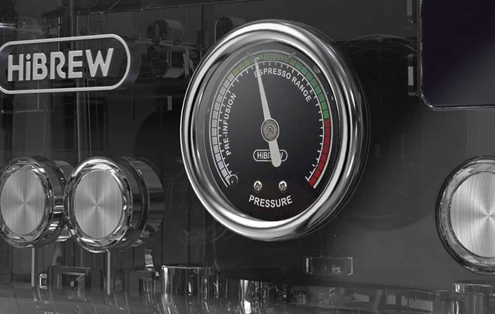Gros plan du manomètre analogique situé à l'avant de la machine à café, indiquant la pression dans la plage d'infusion de l'espresso.