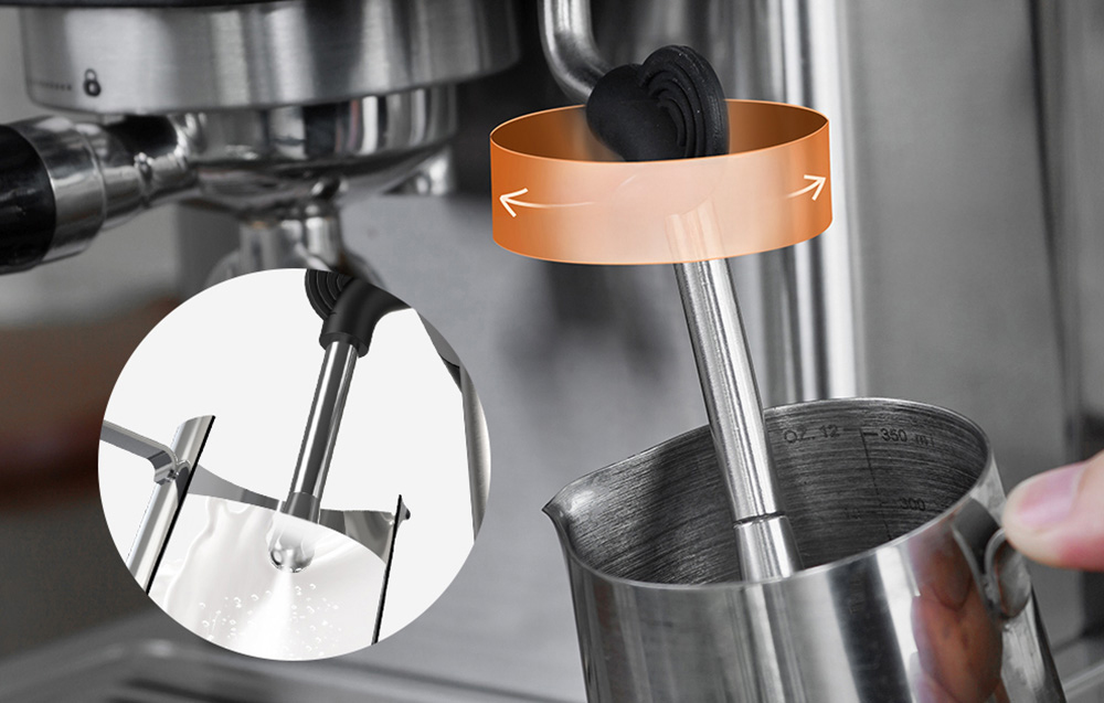 Buse à vapeur mobile pour mousser le lait immergée dans un pichet en métal, avec une poignée en caoutchouc visible pour protéger contre les brûlures.