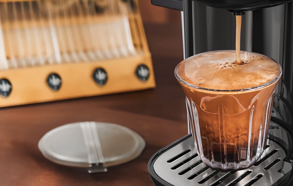 Gros plan sur le processus d'extraction du café avec une mousse crémeuse épaisse.