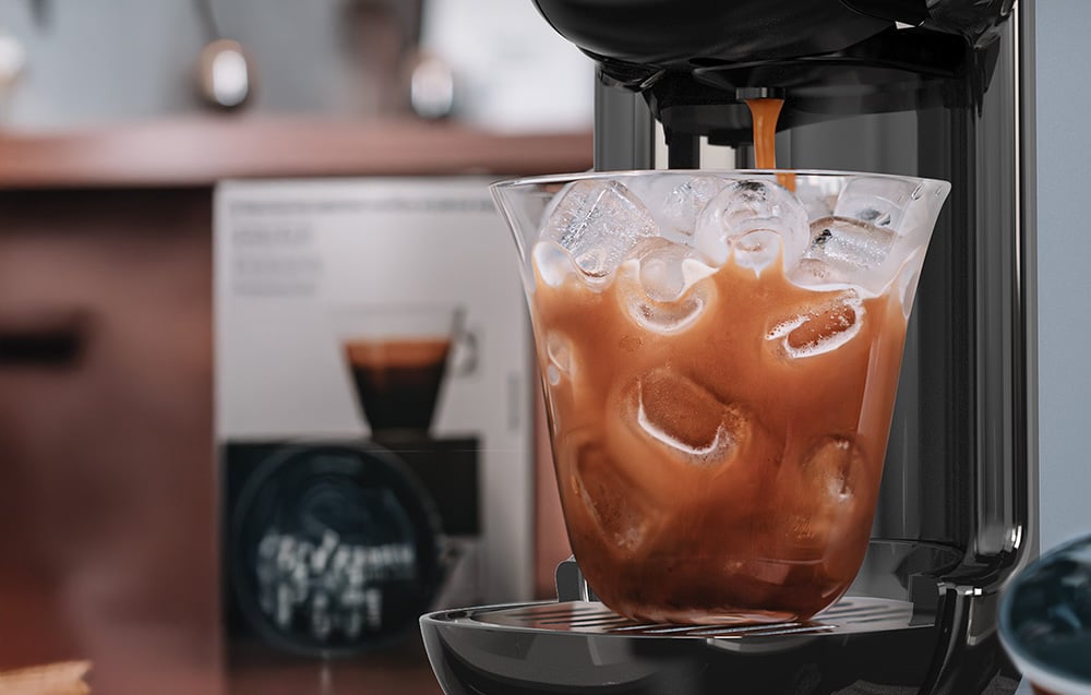 Préparation de café glacé dans la machine à café capsule HiBREW.