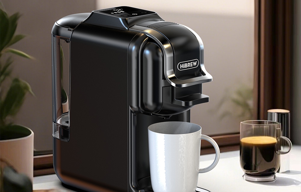 Machine à café HiBREW noire avec tasse blanche et verre de café sur un plan de travail