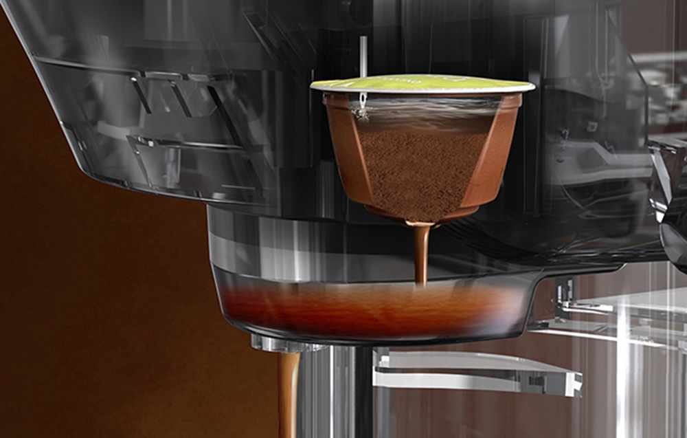 Coupe transversale de l'intérieur de la machine montrant une capsule de café en cours de préparation