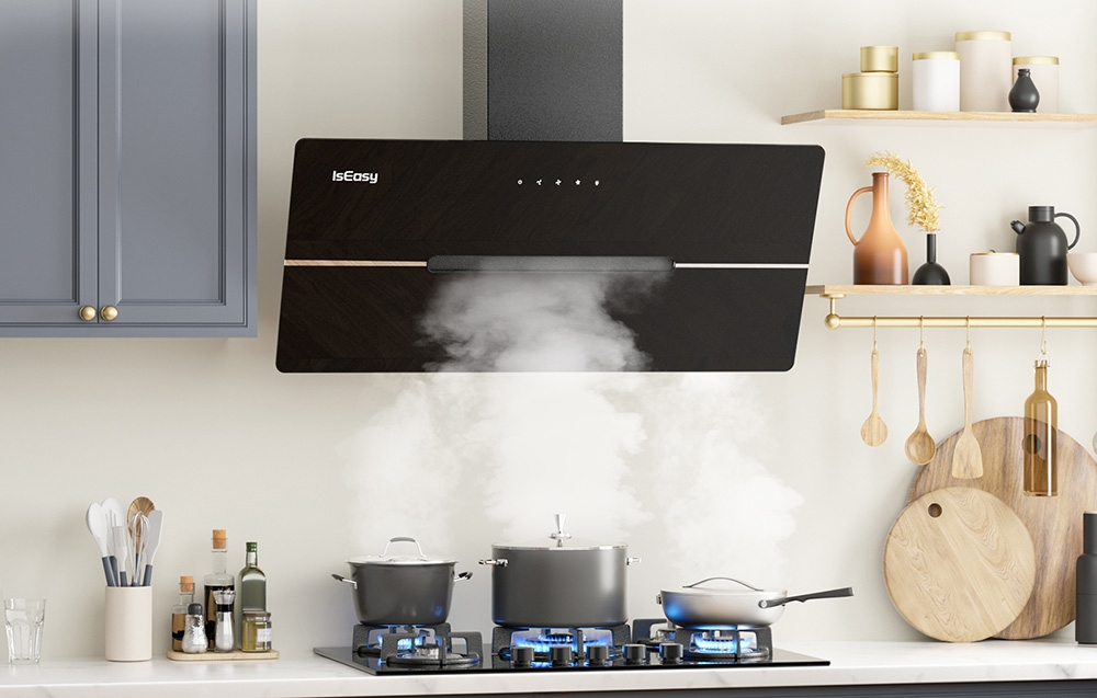 Hotte noire au-dessus d'une plaque à gaz où des aliments cuisent dans deux casseroles et une poêle avec de la fumée visible