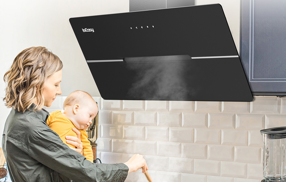 Une mère et un enfant en blouse jaune se tiennent près de la hotte IsEasy dans une cuisine carrelée blanche