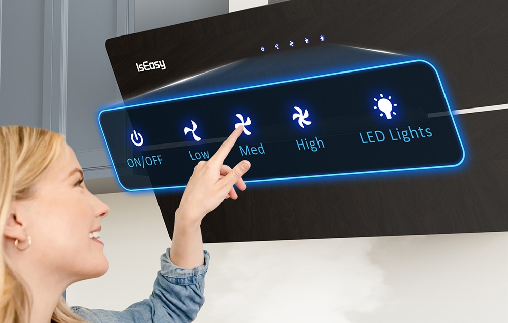 Une femme touche le panneau de contrôle d'une hotte de cuisine noire