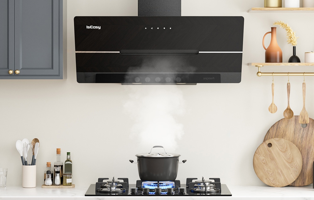 Hotte noire IsEasy installée au-dessus d'une plaque à gaz avec une casserole sombre dessus