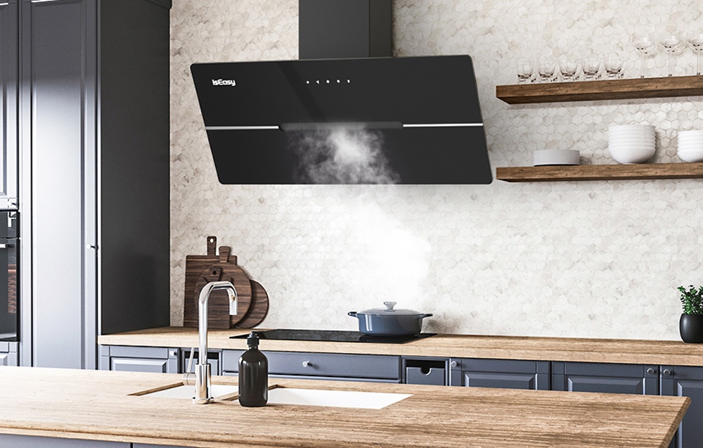 Cuisine élégante avec mur en marbre, étagères en bois et hotte IsEasy extrayant la vapeur