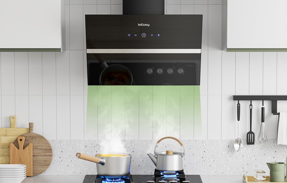 Hotte noire au-dessus de la plaque de cuisson avec nourriture en train de cuire dans la cuisine