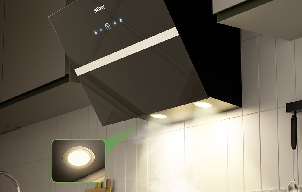 Hotte noire avec lumière allumée sur mur blanc dans la cuisine