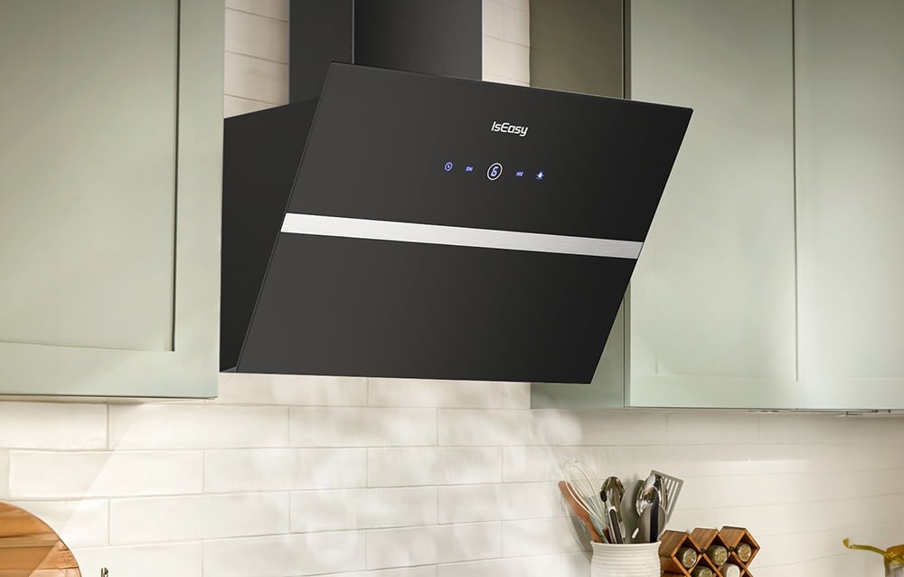 Hotte noire montée sur mur clair entre des armoires vert olive