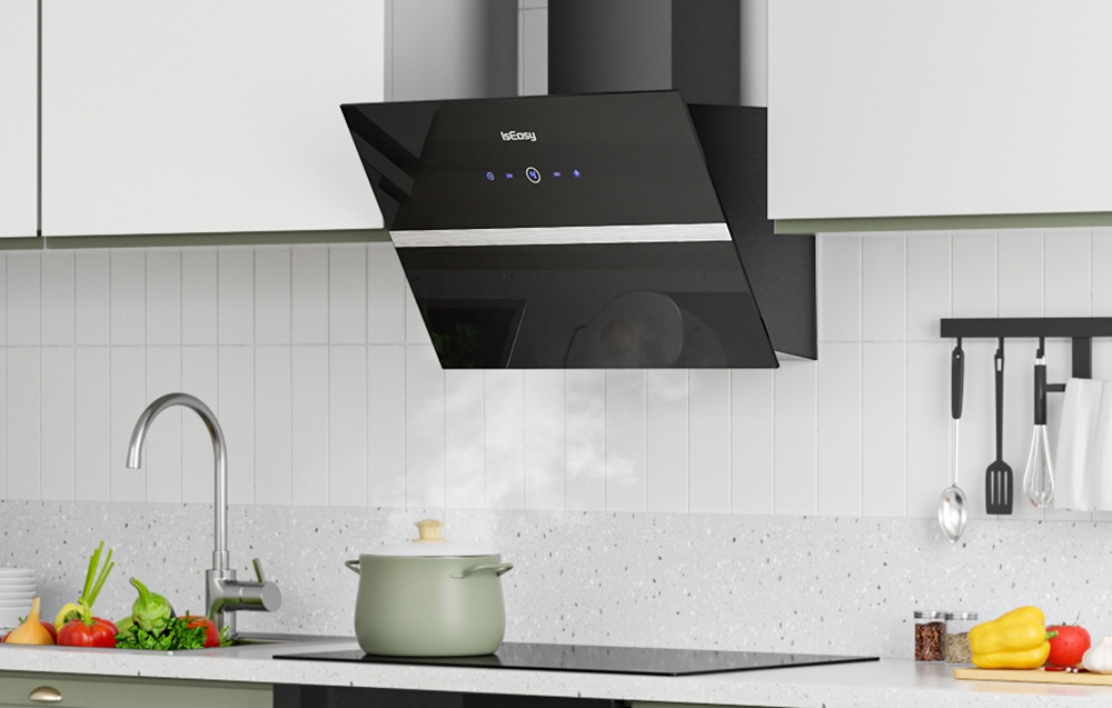 Cuisine moderne avec hotte IsEasy noire, pot vert sur le plan de travail et légumes frais