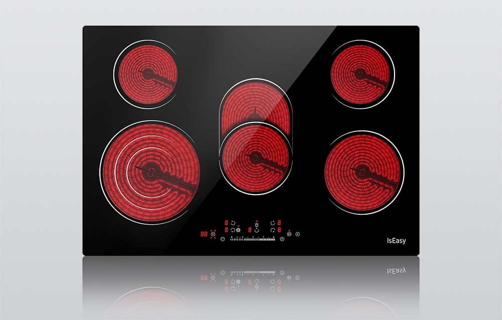 Plaque de cuisson céramique IsEasy avec cinq foyers rouges et panneau de contrôle sur une surface réfléchissante.