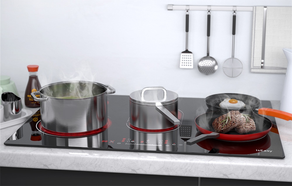 Plaque à induction avec casserole, faitout et poêle à œufs dans une cuisine lumineuse