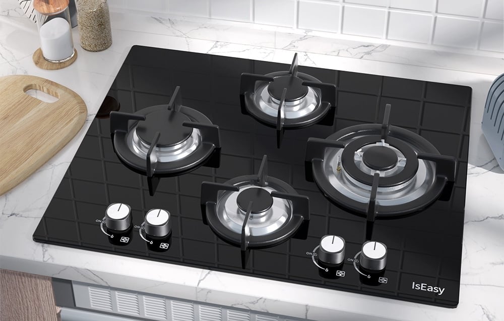 Plaque de cuisson à gaz IsEasy noire avec quatre brûleurs éteints et boutons de contrôle sur un plan de travail en marbre