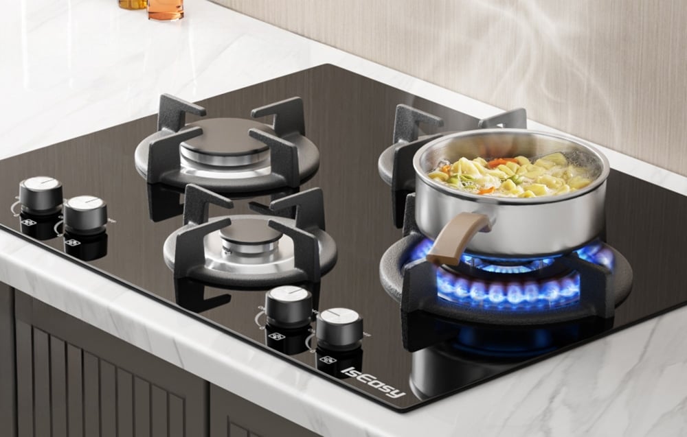 Plaque de cuisson à gaz IsEasy avec une casserole de légumes sur une flamme bleue