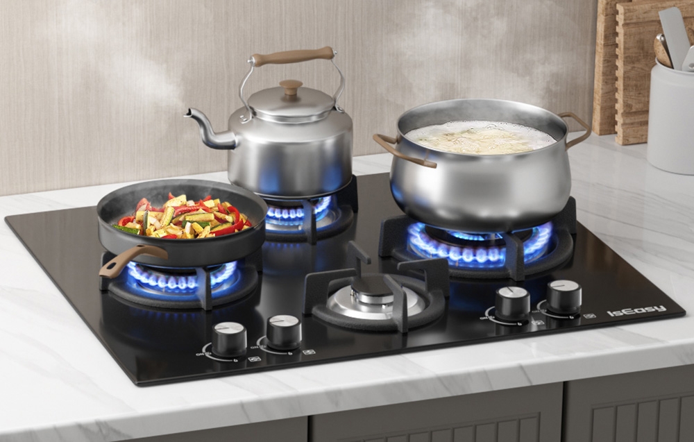 Plaque de cuisson à gaz IsEasy avec trois ustensiles sur des flammes bleues : poêle, bouilloire et casserole