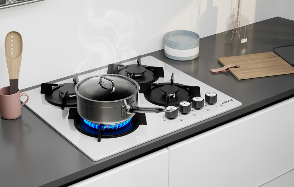 Casserole avec couvercle chauffée sur la cuisinière à gaz avec flamme bleue visible
