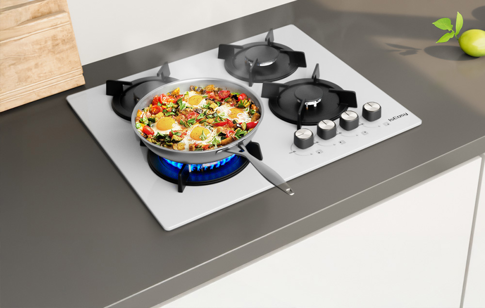 Poêle avec des œufs et des légumes en train de frémir sur le brûleur de la cuisinière à gaz