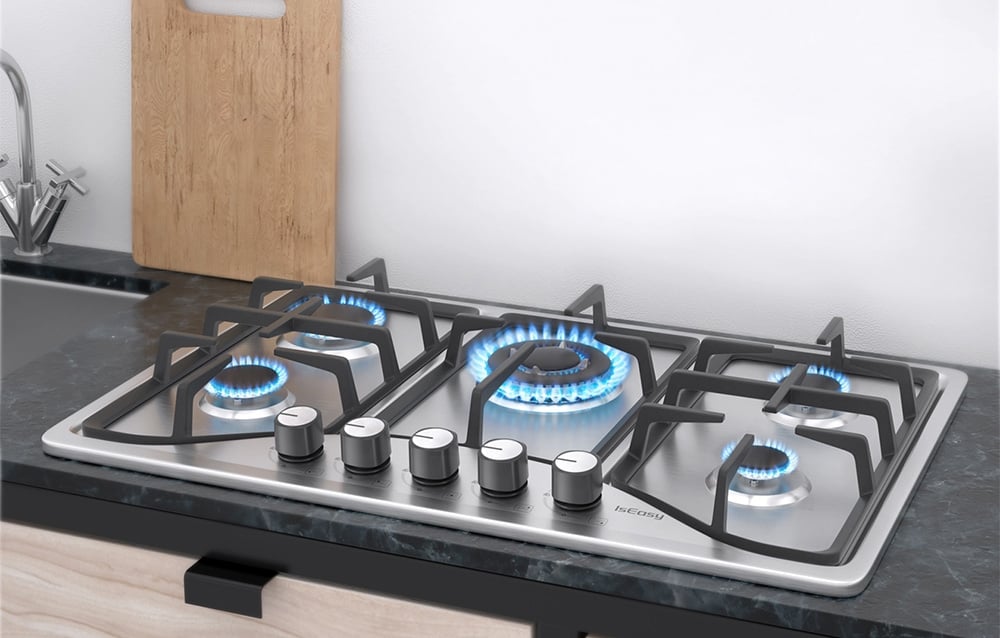 Plaque de cuisson IsEasy avec flammes bleues sur un plan de travail sombre