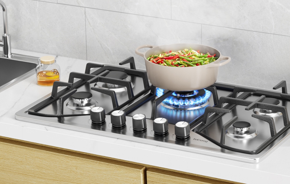 Plaque de cuisson avec une casserole de légumes sur flamme bleue