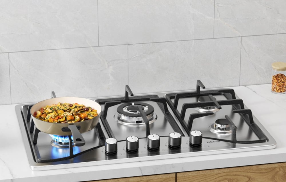 Plaque de cuisson IsEasy avec une poêle sur flamme bleue