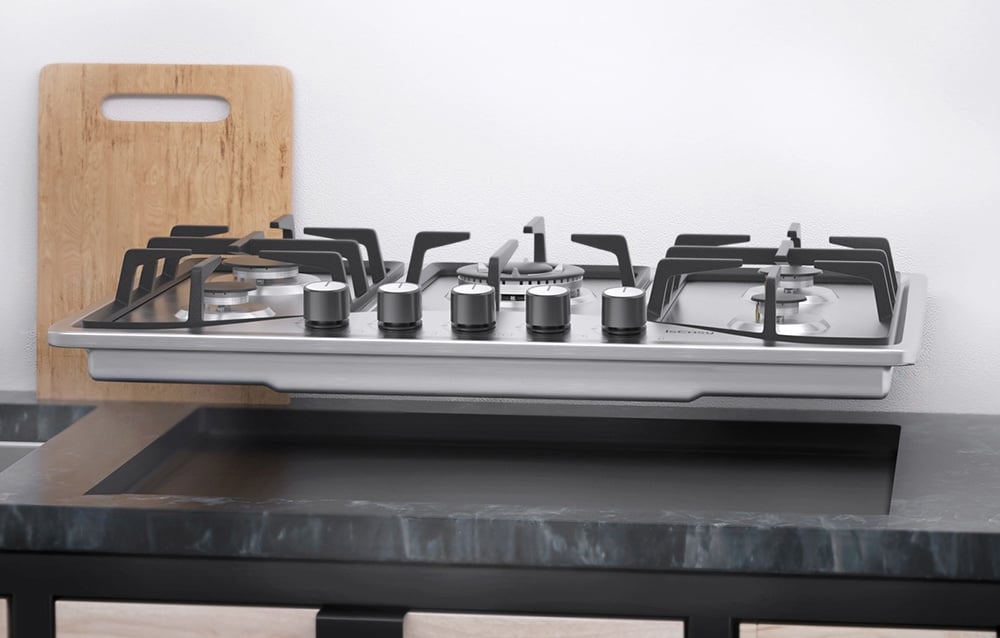 Plaque de cuisson inox sur un plan de travail sombre